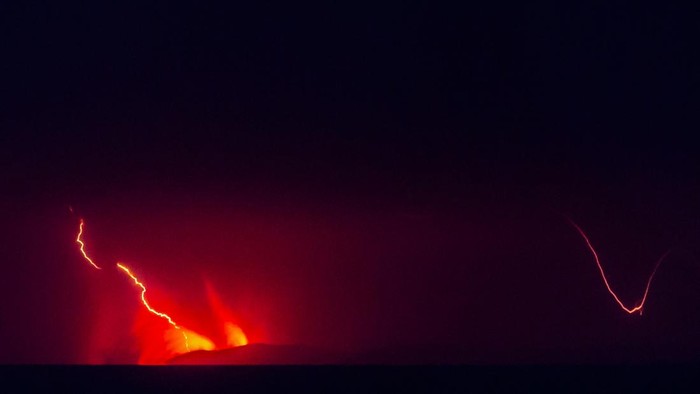 Lava pijar dari Gunung Anak Krakatau terlihat dari Pasauran, Kabupaten Serang, Banten, Sabtu (5/9/2026). Pusat Vulkanologi dan Mitigasi Bencana Geologi (PVMBG) mencatat rangkaian letusan yang terjadi sejak Jumat (4/9) malam tersebut terindikasi sebagai pancaran lava (lava fountain) dengan durasi gempa letusan mencapai 21.600 detik dan amplitudo maksimum 70 milimeter yang merupakan intensitas tertinggi sepanjang tahun 2026. ANTARA FOTO/Muhammad Bagus Khoirunas/agr