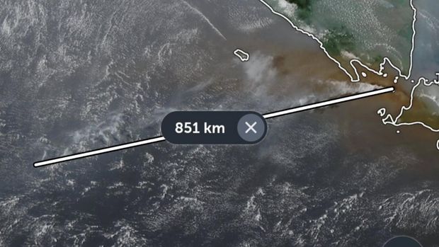 Letusan piroklastik anak Krakatau dimulai sejak sekitar pukul 23.00 WIB dan teramati dari satelit masih terjadi hingga sekarang yang beegerak ke arah barat sepanjang 851 km. (Dok. Zoom Earth via Instagram/ermayulihastin)