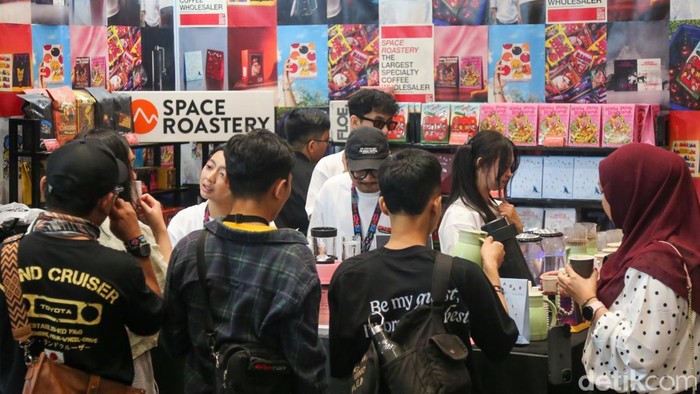 Menyesap Sambil Berburu Kopi Terbaik di Akhir Pekan Pengunjung mencicipi sampel kopi nan disajikan di salah satu tennant Indonesia Coffee Expo (ICX) 2026 di JCC, Jakarta, Minggu (6/9/2026).