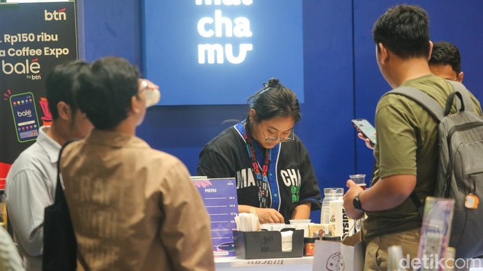 Menyesap Sambil Berburu Kopi Terbaik di Akhir Pekan Pengunjung mencicipi sampel kopi nan disajikan di salah satu tennant Indonesia Coffee Expo (ICX) 2026 di JCC, Jakarta, Minggu (6/9/2026).