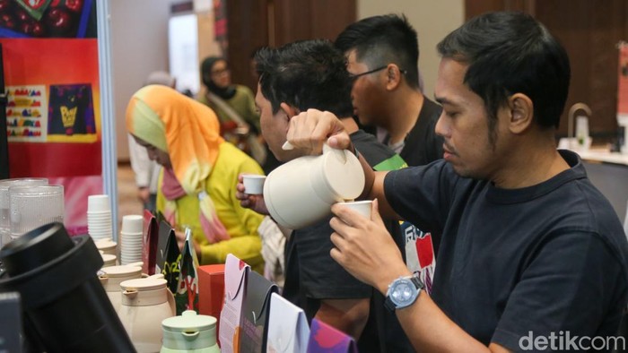 Menyesap Sambil Berburu Kopi Terbaik di Akhir Pekan Pengunjung mencicipi sampel kopi nan disajikan di salah satu tennant Indonesia Coffee Expo (ICX) 2026 di JCC, Jakarta, Minggu (6/9/2026).