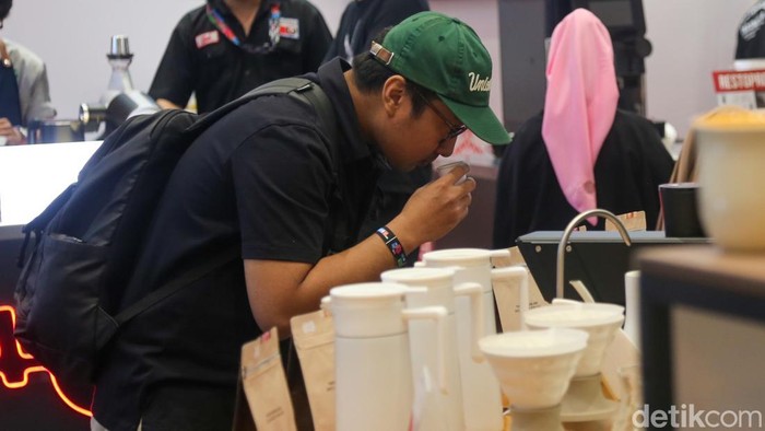 Pengunjung mencicipi sampel kopi nan disajikan di salah satu tennant Indonesia Coffee Expo (ICX) 2026 di JCC, Jakarta, Minggu (6/9/2026).