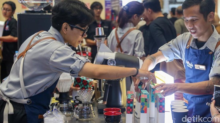 Menyesap Sambil Berburu Kopi Terbaik di Akhir Pekan Pengunjung mencicipi sampel kopi nan disajikan di salah satu tennant Indonesia Coffee Expo (ICX) 2026 di JCC, Jakarta, Minggu (6/9/2026).