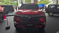 Perbedaan lain dibandingkan Pajero standar meliputi ekstensi sepatbor depan dan belakang, penutup pilar-C kustom, skid plate berwarna merah, gril depan dengan emblem Ralliart, serta snorkel. Komponen-komponen tersebut terdaftar sebagai aksesori, dengan beberapa di antaranya masih berupa sparepart prototipe. Foto: Dok. Facebook Mitsubishi Motors Brunei