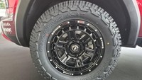 Mobil ini menggunakan pelek alloy aluminium Work Crag T-Grabic MC berukuran 18 inci yang dibalut ban all-terrain Yokohama Geolandar X-AT. Foto: Dok. Facebook Mitsubishi Motors Brunei