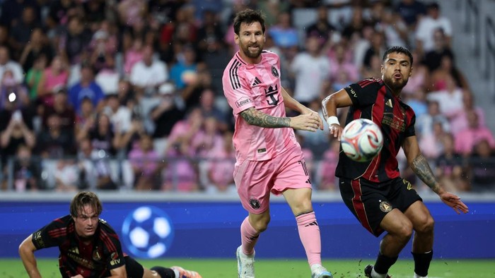 MIAMI, FLORIDA - SEPTEMBER 05: Lionel Messi #10 of Inter Miami CF and Paulo Diaz #27 of Atlanta United FC compete for the ball during the MLS match between Inter Miami CF and Atlanta United FC at Miami Freedom Park on September 05, 2026 in Miami, Florida. (Photo by Leonardo Fernandez/Getty Images)