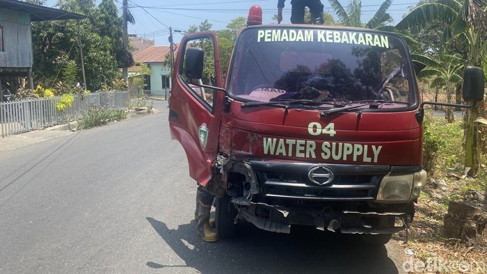 Mobil Damkar Parepare rusak usai tabrakan dengan motor.
