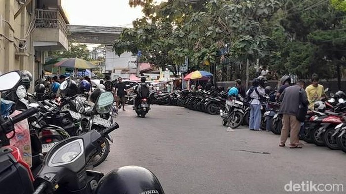 Suasana parkir di Jalan Veteran Medan.