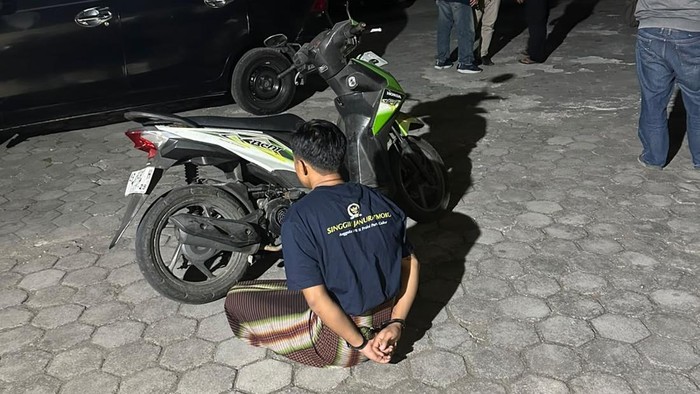 Pelaku pencurian dengan kekerasan beserta motor milik korban saat diamankan polisi.