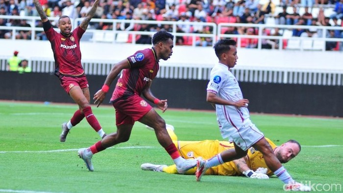 Pemain Java United, Yakob Sayuri, mencetak peluang dalam laga menjamu Garudayaksa di Stadion Jatidiri Semarang, Minggu (6/9/2026).