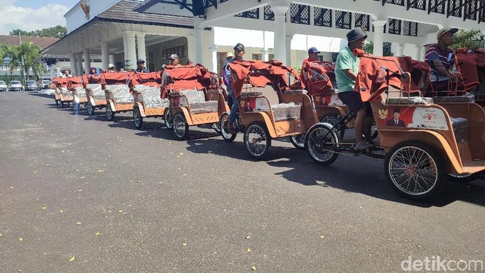 Pembagian becak listrik di halaman Pendopo Bupati Ciamis.