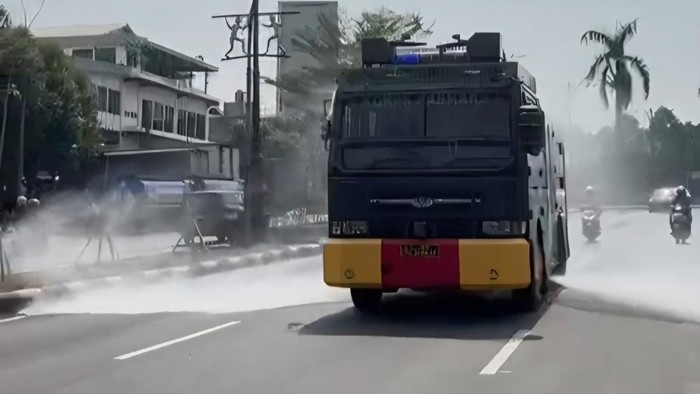 Pemerintah Kabupaten (Pemkab) dan Polres Bogor melakukan penyemprotan di jalur-jalur utama untuk mengurangi dampak abu vulkanik erupsi Gunung Anak Krakatau di Kabupaten Bogor