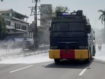 Polisi-Damkar Semprot Jalan di Bogor Antisipasi Dampak Abu Anak Krakatau