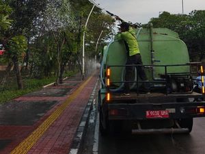 Water Mist Disemprot di Jalanan Jakarta Imbas Abu Vulkanik Anak Krakatau