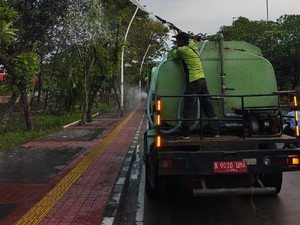 Water Mist Disemprot di Jalanan Jakarta Imbas Abu Vulkanik Anak Krakatau