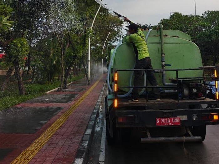 Pemprov DKI Jakarta kerahkan kendaraan watermist untuk meredam debu akibat erupsi Gunung Anak Krakatau. (dok.istimewa)
