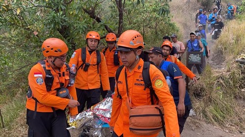 Tim SAR mengevakuasi pendaki yang terjatuh di Gunung Agung, Karangasem, Bali, Minggu (6/9/2026).