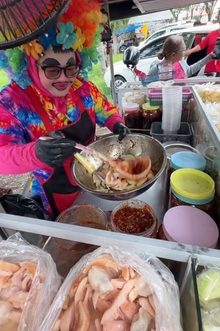 Penjual Rujak Buah Pakai Kostum Badut Nyentrik, Ramai Diantre Pembeli!