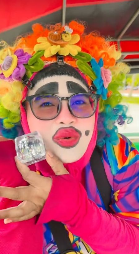 Penjual Rujak Buah Pakai Kostum Badut Nyentrik, Ramai Diantre Pembeli!