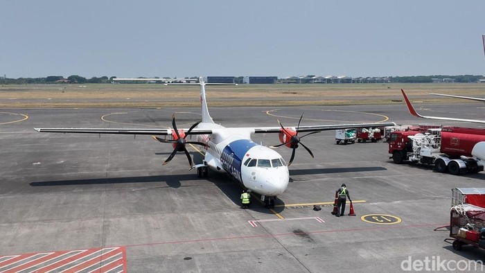 Penumpang dan pesawat di Bandara Juanda Sidoarjo