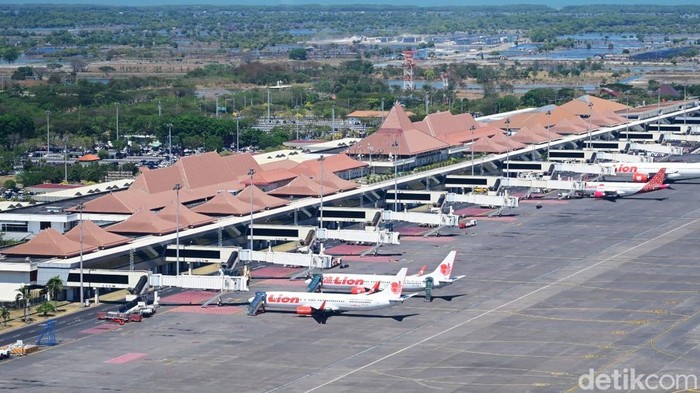 Penumpang dan pesawat di Bandara Juanda Sidoarjo