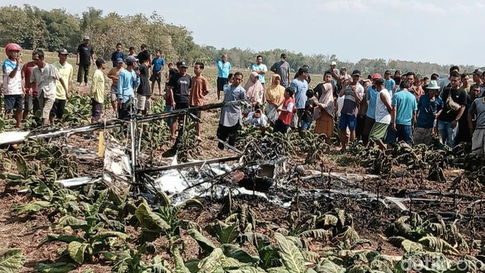 Pesawat capung jatuh dan terbakar di lahan tembakau milik warga Desa Sarimulyo, Kecamatan Ngawen, Blora, Minggu (6/9/2026).