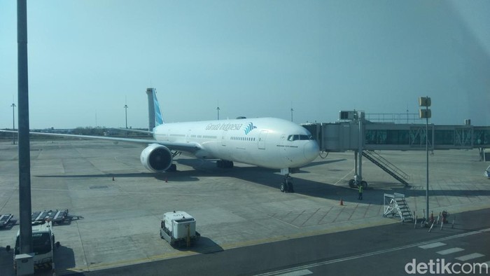 Pesawat Garuda Indonesia landing di BIJB Kertajati usai Soekarno-Hatta terimbas abu vulkanik letusan Gunung Anak Krakatau.