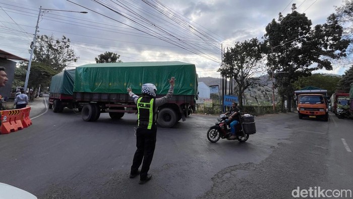 Petugas Satlanatas Polresta Banyuwangi saat mengatur lalu lintas di pertigaan KP3 Banyuwangi