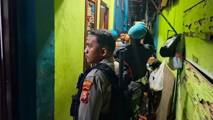 Polisi amankan 7 orang, 4 pria dan 3 wanita, yang menggelar pesta miras di indekos Ternate.