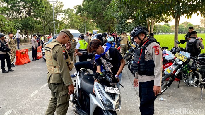 Polisi melakukan pemeriksaan barang bawaan Bobotoh di jalan menuju Stadion GBLA