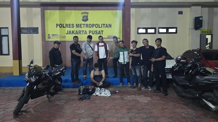 Polisi menangkap jambret yang menyasar warga negara India di Menteng, Jakarta. (dok.istimewa)