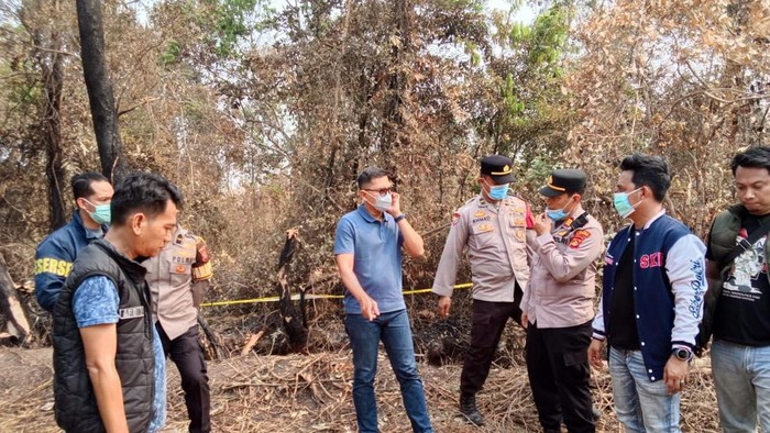 Polisi saat mengevakuasi kerangka dua korban kakak beradik di Banyuasin