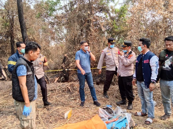 Polisi saat mengevakuasi kerangka dua korban kakak beradik di Banyuasin