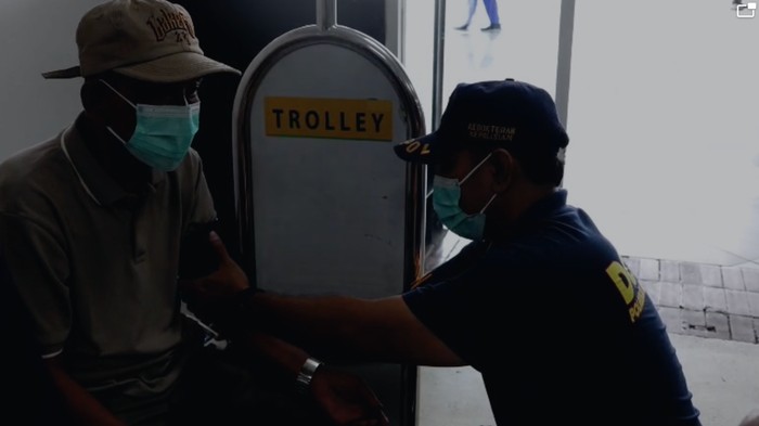 Polres Bandara Soekaarno-Hatta membuka layanan kesehatan dan pembagian masker bagi penumpang imbas abu vulkanik Anak Krakatau, Minggu (6/9/2026).