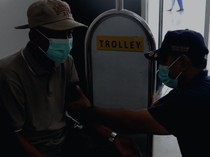 Soetta Terdampak Abu Anak Krakatau, Polisi Buka Posko Kesehatan-Bagikan Masker