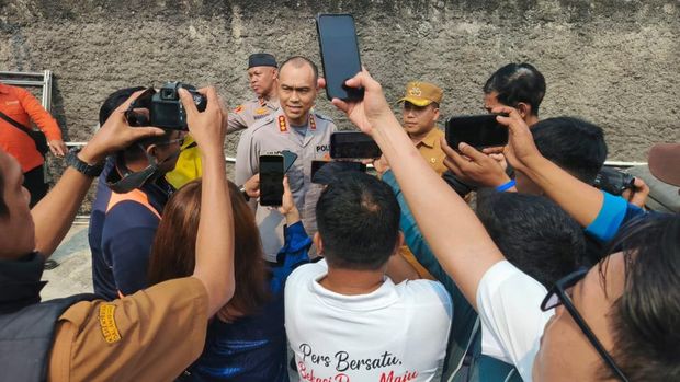 Polres Metro Bekasi Kota turun ke jalan membagikan masker antisipasi abu vulkanik Anak Krakatau, Minggu (6/9/2026).