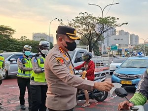 Depok Juga Terdampak Abu Anak Krakatau, Polisi Turun Bagikan Masker