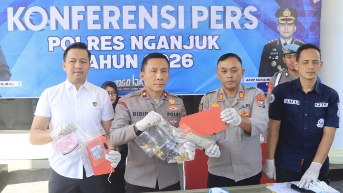 Polres Nganjuk rilis ungkap kasus pencurian perhiasan emas dengan tersangka driver taksi online