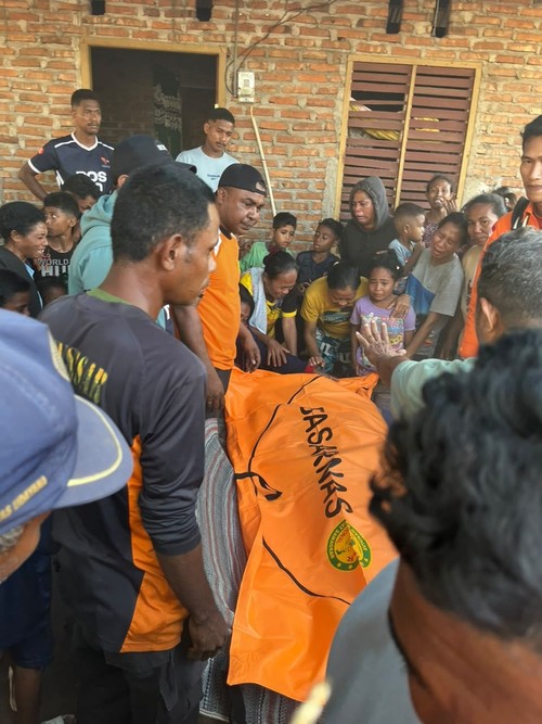 Proses evakuasi korban ke rumahnya, Minggu (6/9/2026). Dok. BPBD Lembata