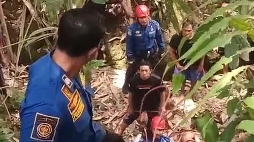 Proses evakuasi lansia yang tewas terjatuh di tebing Desa Pangsan, Petang, Badung, Bali, Minggu (6/9/2026). (Foto: Dok. Damkar Badung)