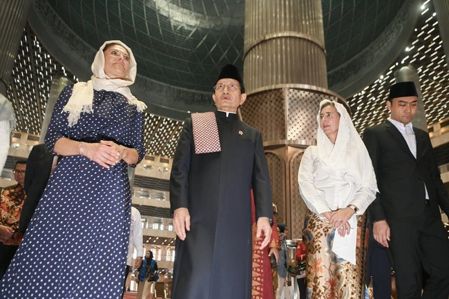 Ia mengaku kagum saat menyaksikan bangunan simbol toleransi antarumat beragama di Indonesia tersebut. Foto: Antara Foto