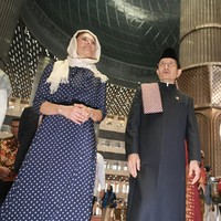 Ia mengaku kagum saat menyaksikan bangunan simbol toleransi antarumat beragama di Indonesia tersebut. Foto: Antara Foto