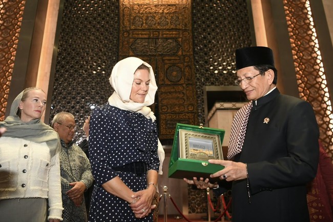 Rambutnya disanggul sederhana, sementara wajahnya dipulas makeup tipis natural. Foto: Antara Foto