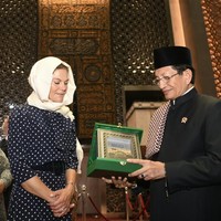 Gaya Chic-Elegan Putri Mahkota Swedia Pakai Kerudung saat Kunjungi Istiqlal