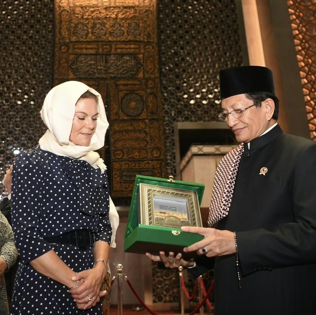 Gaya Chic-Elegan Putri Mahkota Swedia Pakai Kerudung saat Kunjungi Istiqlal