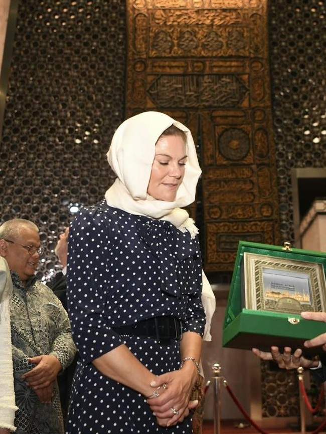 Gaya Chic-Elegan Putri Mahkota Swedia Pakai Kerudung saat Kunjungi Istiqlal