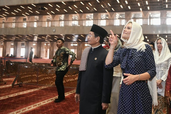 Saat memasuki Masjid Istiqlal bersama Imam Besar Naasruddin Umar, Putri Victoria tampak mengenakan kerudung warna beige, sebagai bentuk penghormatan terhadap umat Islam. Foto: Antara Foto