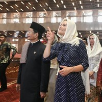 Saat memasuki Masjid Istiqlal bersama Imam Besar Naasruddin Umar, Putri Victoria tampak mengenakan kerudung warna beige, sebagai bentuk penghormatan terhadap umat Islam. Foto: Antara Foto