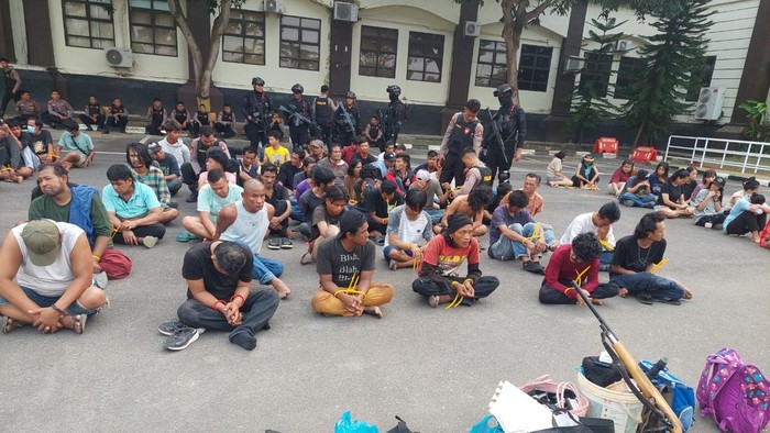 Polda Kepri amankan 114 orang saat gelar razia di Kampung Madani, Kelurahan Muka Kuning, Kecamatan Sei Beduk, Batam, Minggu (6/9/2026).