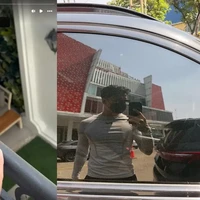 Fadly Faisal termasuk salah satu artis yang memperlihatkan kondisi rumahnya setelah abu vulkanik mencapai wilayah tempat tinggalnya. Dalam unggahannya, tampak debu berwarna abu-abu tipis menempel di sejumlah bagian rumah dan kendaraan. Fadly juga terlihat mengenakan masker ketika berada di luar rumah. (Foto: Instagram)